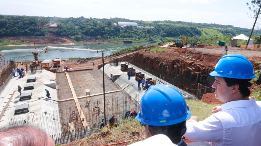 O ministro Tarcísio e o governador Ratinho Junior visitaram as obras da Ponte da Integração, a segunda ponte em Foz que ligará o Brasil ao Paraguai, também custeada pela Itaipu Foto: Rodrigo Félix Leal/AEN