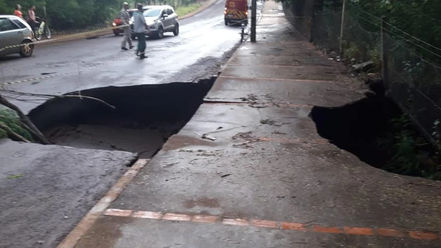 Após chuva intensa em Toledo, asfalto cede na Rua dos Pioneiros
