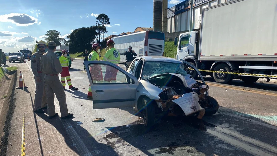 Homem morre em colisão entre carro e ônibus na BR-277