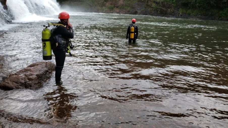 Bombeiros buscam corpo de homem em cachoeira em Campo Mourão