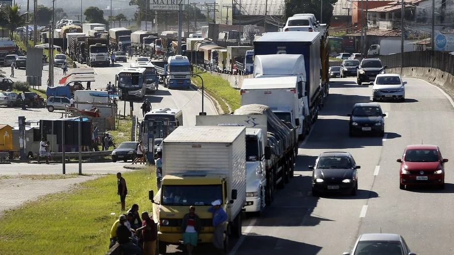 Caminhoneiros protestam em São Paulo contra aumento do ICMS