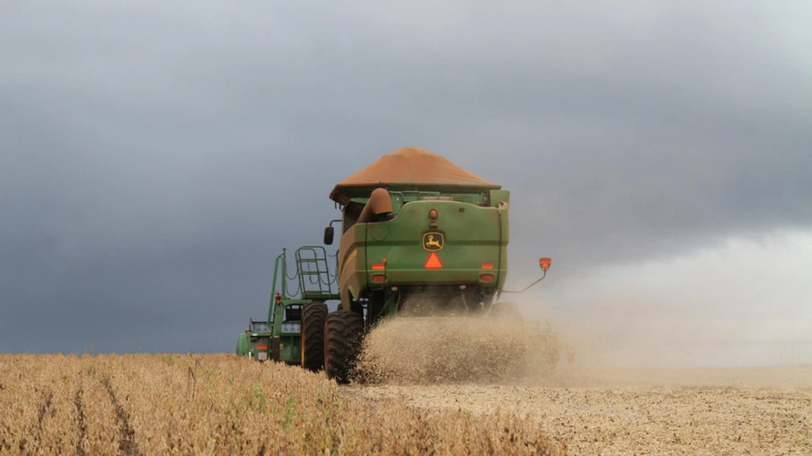 Chuva atrapalha, mas colheita da soja avança no Paraná