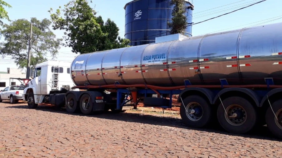 Caminhões-pipa auxiliam no abastecimento de água em Medianeira