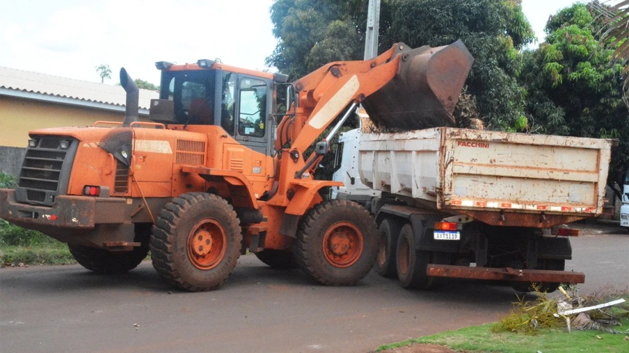 Prefeitura segue fazendo mutirões de limpeza pelos bairros da cidade, mas moradores precisam fazer suas partes