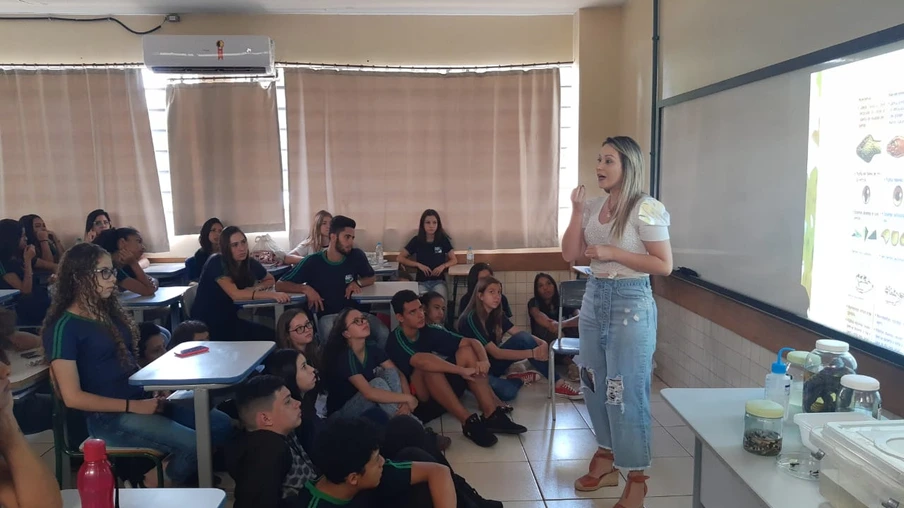 Tatiane participa do projeto do curso de Ciências Biológicas “Biologando”, que leva conhecimento sobre educação ambiental às escolas 