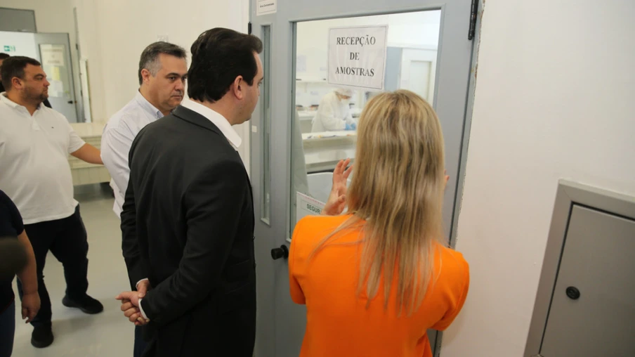 O Governador Carlos Massa Ratinho Junior em visita nesta quarta-feira (01/04), ao Laboratório Central do Estado - LACEN  acompanhado do secretario de Estado da Saúde, Beto Preto.
  Curitiba, 01/04/2020 - Foto: Geraldo Bubniak/AEN