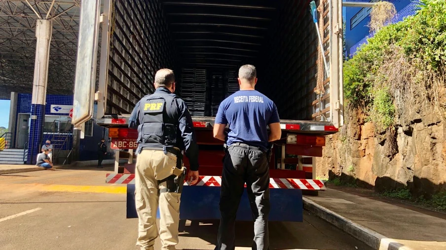 Comboio de caminhões preparados para contrabando é apreendido na Ponte Internacional da Amizade