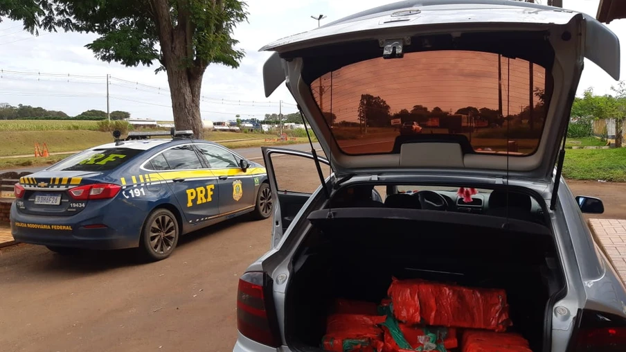 Vídeo mostra perseguição à traficante que transportava maconha no carro da mãe