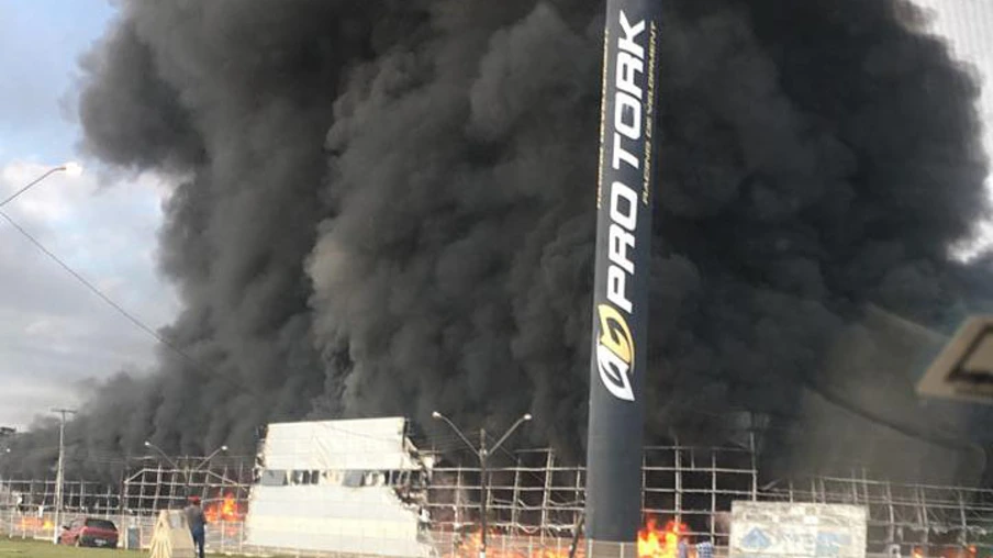 Imagens impressionantes mostram incêndio em fábrica da Pro Tork em Siqueira Campos