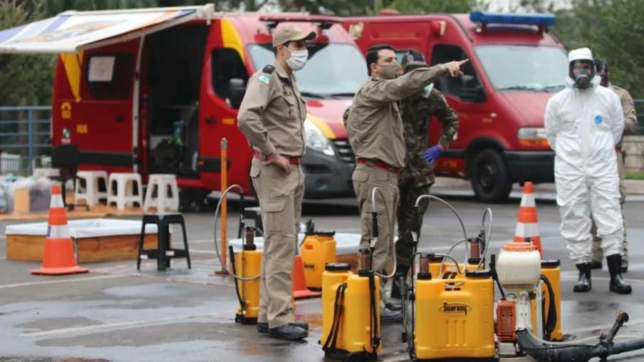 Corpo de Bombeiros e Exército realizam desinfecção na Ponte da Amizade