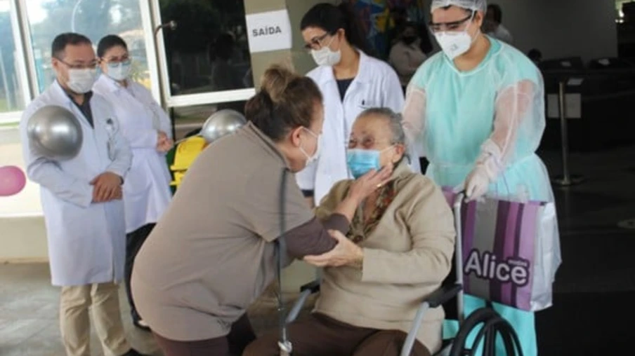 Idosa de 94 anos recuperada da Covid-19 recebe alta em Foz do Iguaçu