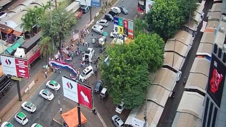 Taxistas paraguaios realizam protesto no centro de Ciudad del Este nesta sexta