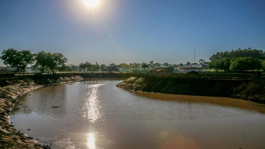 Obras para revitalizar o Parque Fundo de Vale em Guaira,  com instalação e adaptação de acessibilidade em todo o Parque, ampliação do lago, pista de caminhada, modernização paisagística, bancos e vegetação nova.   06/08/2020 -  Foto: Geraldo Bubniak/AEN