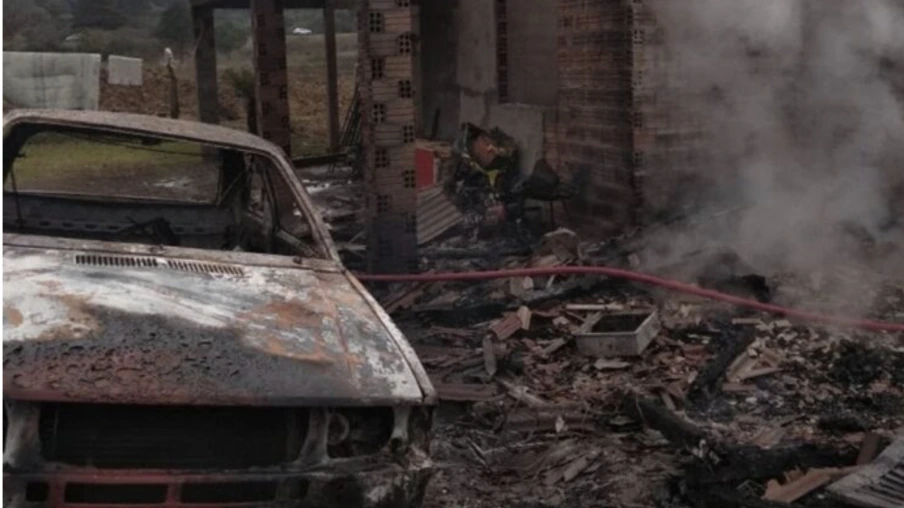 Duas crianças morrem carbonizadas durante incêndio em Turvo