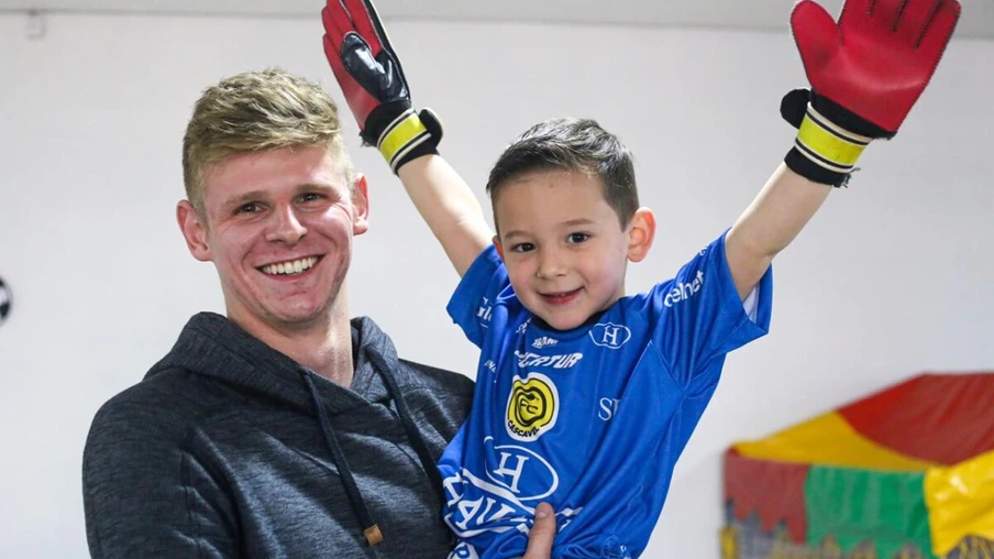 Goleiro Raul do FC Cascavel faz surpresa para torcedor de 5 anos durante festa de aniversário