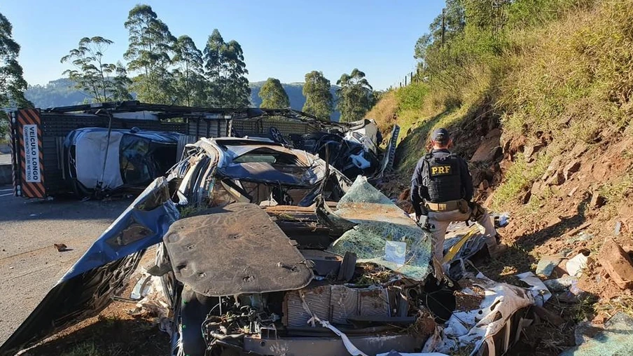 Caminhão tomba na BR-376 no Paraná e destrói oito carros de luxo 0KM