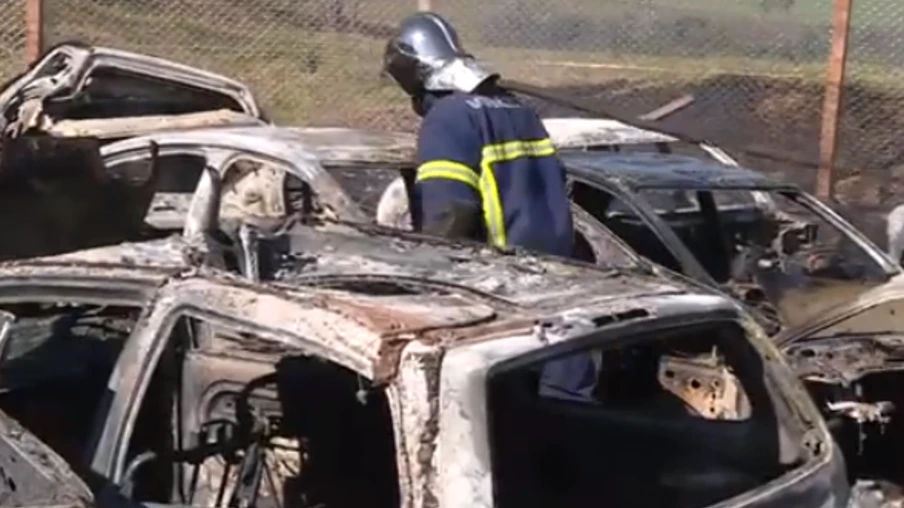 Incêndio em depósito de ferro velho destrói 20 veículos em Cascavel