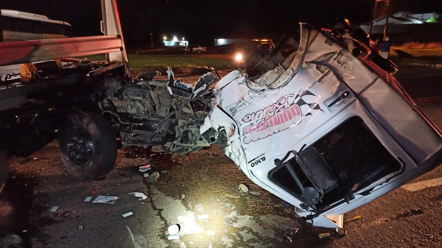 Motorista morre em batida entre guincho e ônibus na BR-369 em Corbélia