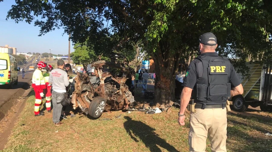 Condutor morre em batida violenta contra árvore na BR-277 em Foz