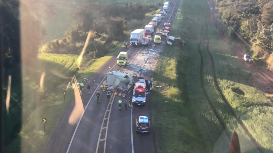Batida entre dois caminhões na BR-277 em Céu Azul deixa cinco vítimas