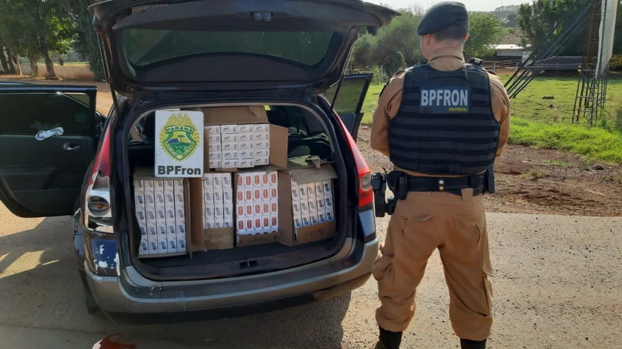 BPFron apreende carro com 300 pacotes de cigarros contrabandeados em Quatro Pontes-PR