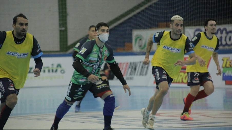 Depois de 140 dias sem atuar, time volta à quadra esta noite. Foto: Marcos Pí/Cascavel Futsal