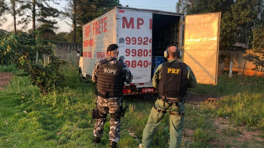 Polícia recupera caminhão roubado carregado com agrotóxicos em Foz do Iguaçu