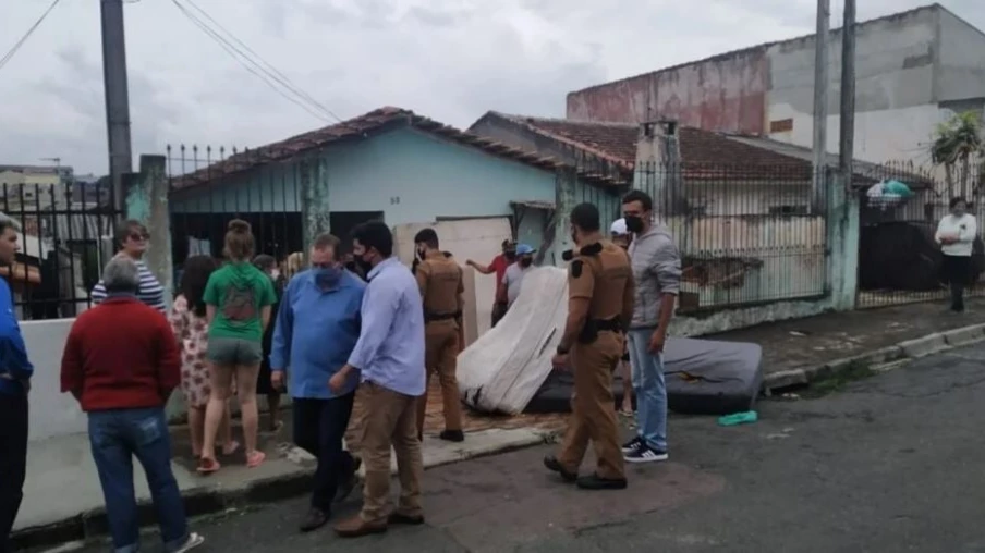 Casa pega fogo e idoso de 64 anos morre dentro da cozinha em Curitiba