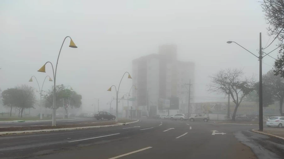 Cascavel amanhece com neblina e aviso de chuvas intensas