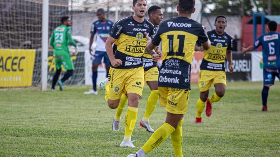 Neste sábado (19), tem adesivaço do Futebol Clube Cascavel