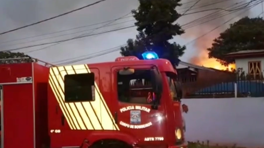 Incêndio destrói residência no Neva em Cascavel