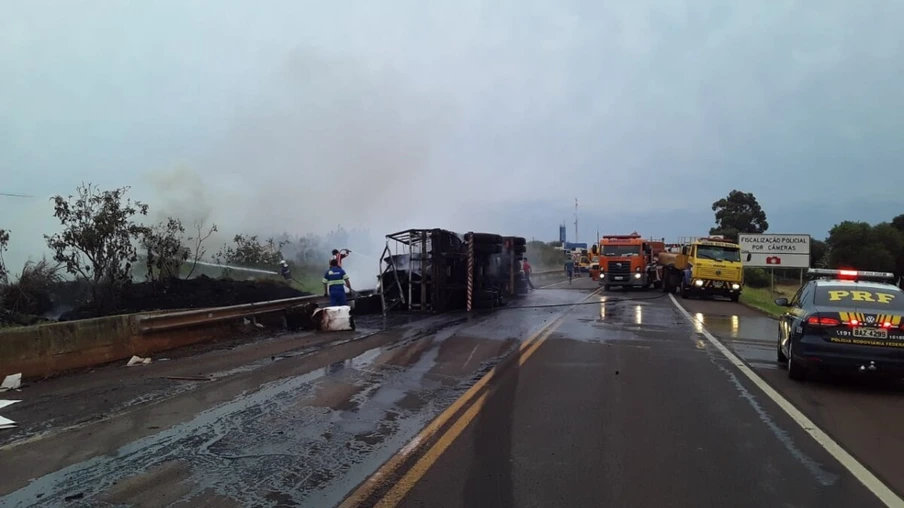 Carreta tomba e pega fogo na BR-369 em Corbélia