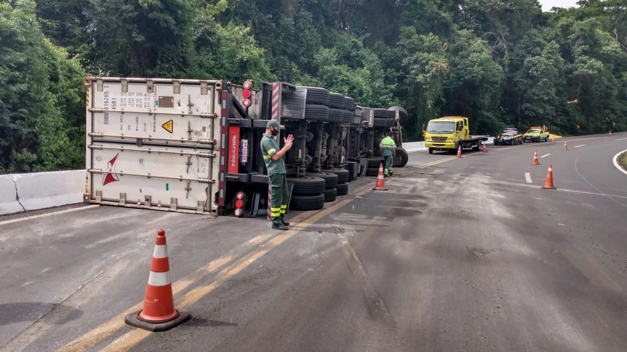 Caminhão contêiner carregado com batatas tomba na BR-277 em Nova Laranjeiras