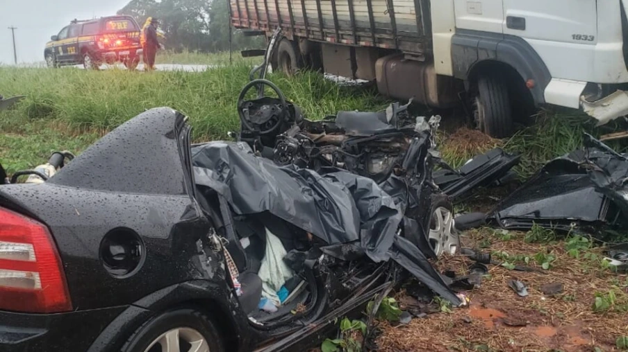 Três pessoas morrem esmagadas em acidente entre caminhão e carro na BR-163