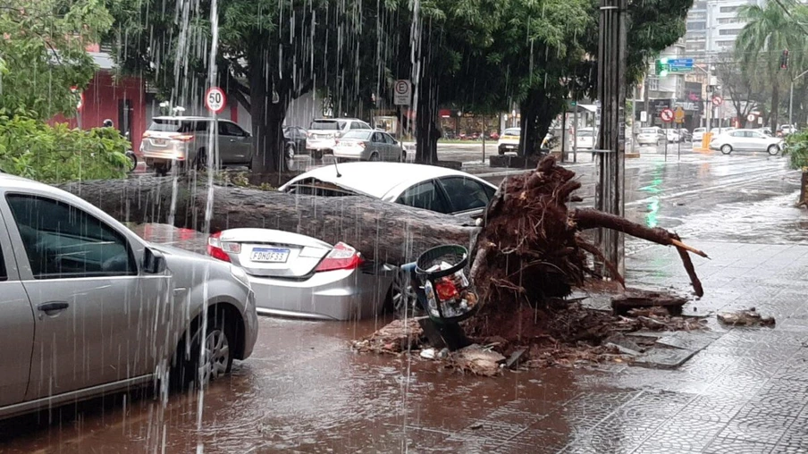 Chuva derruba muros e destelha casas em Maringá