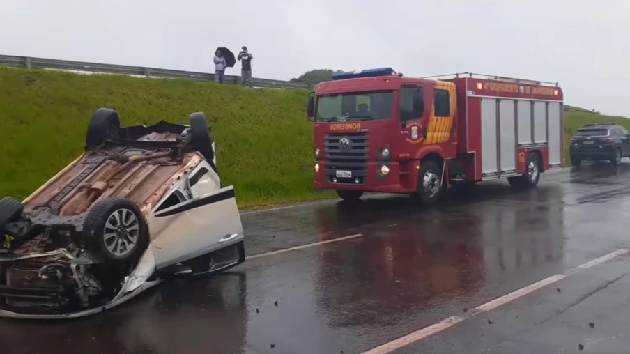 Veículo HB20 capota e cai na marginal da PRc-467