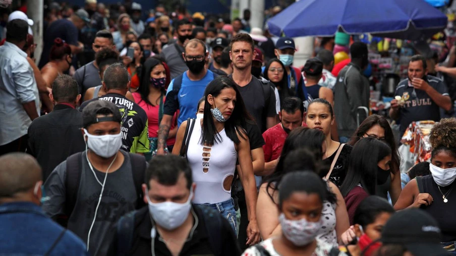 People walk at a popular shopping street amid the coronavirus disease (COVID-19) outbreak in Sao Paulo, Brazil December 17, 2020. REUTERS/Amanda Perobelli