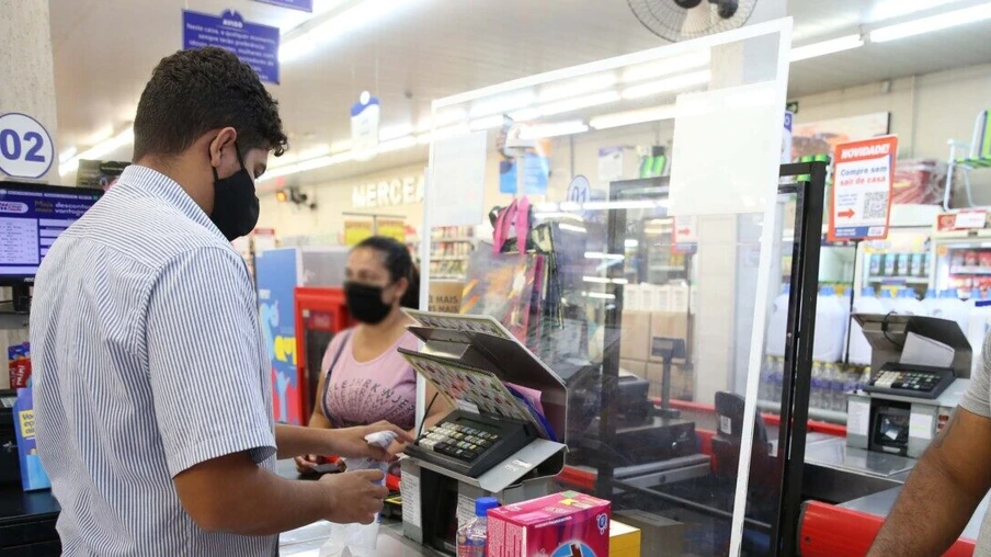 Utilizacao do Cartao Comida Boa  nesta terça-feira (12), em  Supermercado na cidade de Sarandi. O programa visa atender pessoas em vulnerabilidade social durante a Pandencia de Covid19.   12/05/2020 -  Foto: Geraldo Bubniak/AEN