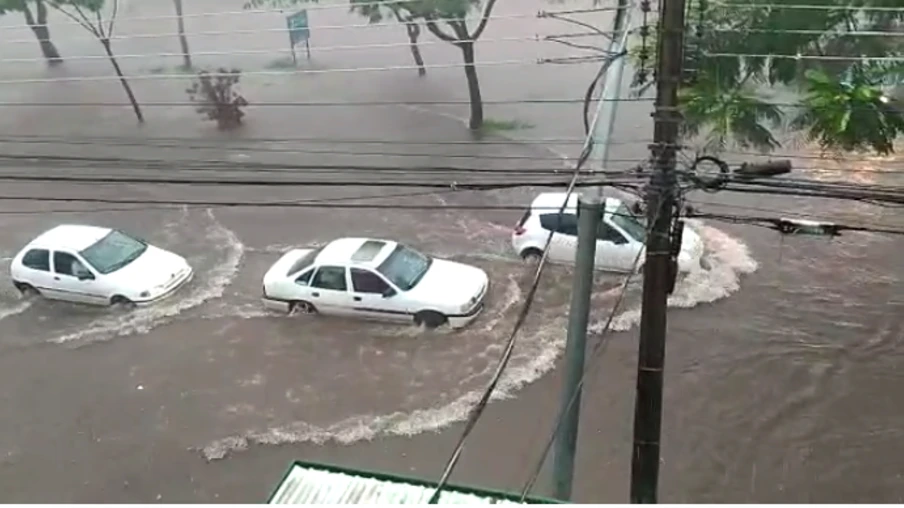 Temporal alaga ruas e arrasta veículos em Foz do Iguaçu e Cidade do Leste; veja vídeos