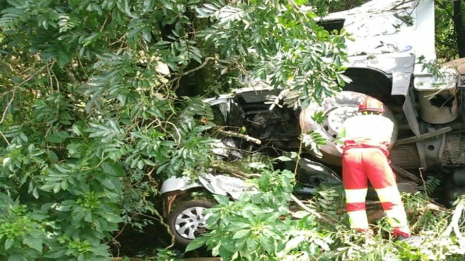 Pelo menos três pessoas que estavam em Celta de Toledo morrem em acidente na BR-277 em Laranjeiras do Sul