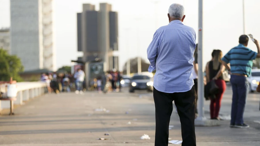 Idosos na região central de Brasília.