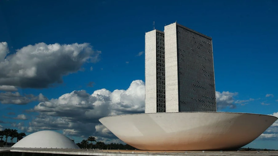 A cúpula menor, voltada para baixo, abriga o Plenário do Senado Federal. A cúpula maior, voltada para cima, abriga o Plenário da Câmara dos Deputados.