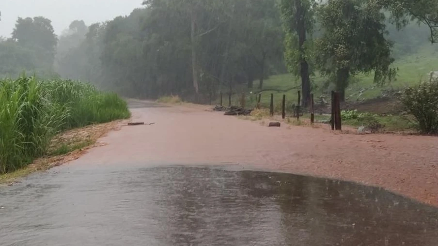 Chuva alaga pista e bloqueia estradas no interior de Mercedes