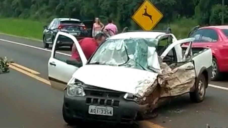 Colisão frontal na BR-277 em Santa Tereza do Oeste deixa dois feridos; veja vídeos