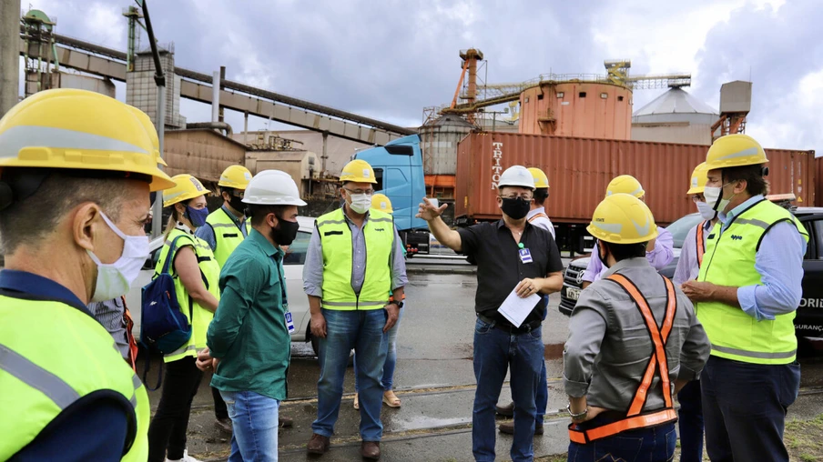 O Grupo de Trabalho do Plano Estadual Ferroviário (GT Ferrovias) realizou, nesta terça-feira (9), a primeira visita técnica ao Porto de Paranaguá. In loco, a comitiva conheceu os projetos que a Portos do Paraná desenvolve para aumentar a participação dessa matriz modal no transporte de carga. A pauta do encontro foi a importância da integração. Imagens: Claudio Neves/Portos do Paraná