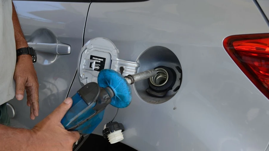 Greve de caminhoneiros provoca fila para abastecimento de combustível em posto de gasolina no Rio de Janeiro.