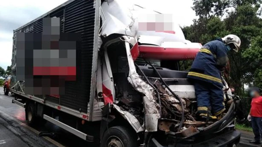 Grave acidente entre caminhões é registrado na PR-280, em Clevelândia