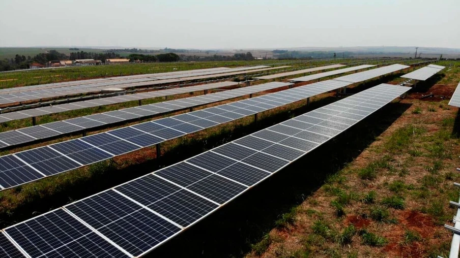 A Copel colocou em operação hoje, dia 1º, as três primeiras unidades geradoras da Usina Solar Fotovoltaica Bandeirantes, construída no norte do Paraná. Inicialmente a usina vai funcionar com 3 MWp (megawatt-pico, unidade de potência de energia fotovoltaica). - Curitiba, 01/03/2021  -  Foto: Divulgação Copel