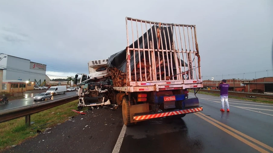 Caminhões batem de frente na BR-277 em Cascavel e três pessoas ficam feridas