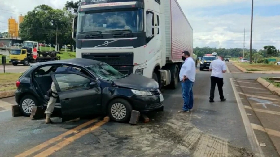 Motorista morre e passageiro fica ferido em acidente no Trevo da Portal; veja vídeo do local do acidente